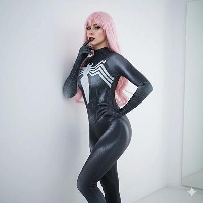 共生体女王的写真：粉色长发与黑银战衣的超写实cosplay