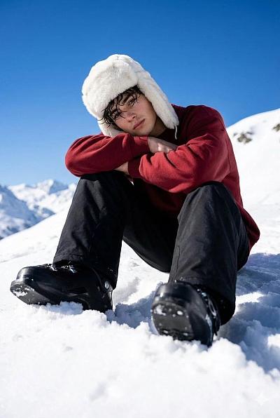 雪山写真：红衣少年与毛帽的冬日特写