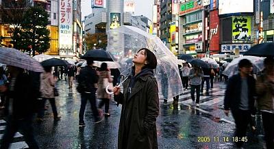 东京雨后湿润的街道上，霓虹灯闪烁着梦幻般的光芒……