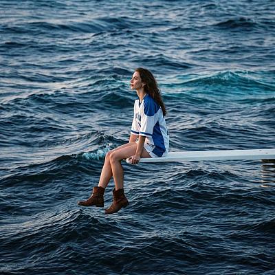 海边跳水板上的沉思少女专辑封面