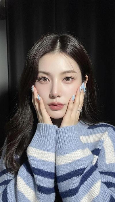 韩系少女闪光灯自拍：蓝白条纹毛衣与电影感光影