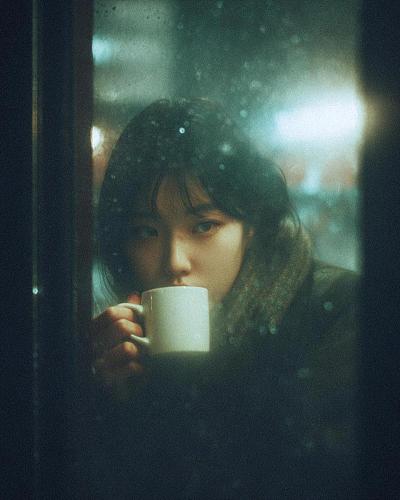 雨夜咖啡馆里的沉思女子