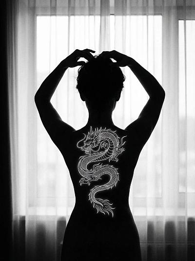 龙纹背影：高对比剪影艺术摄影