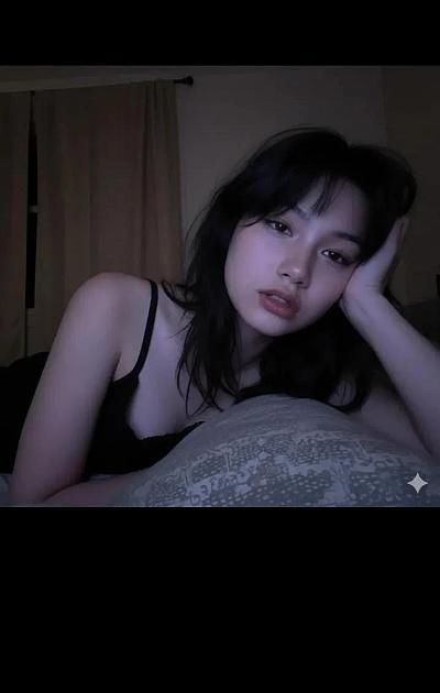 暗光卧室自拍，冷色调屏幕光，慵懒深夜氛围