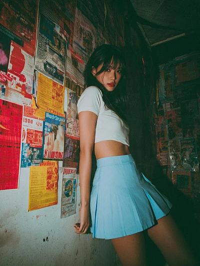 复古海报墙前的百褶裙少女