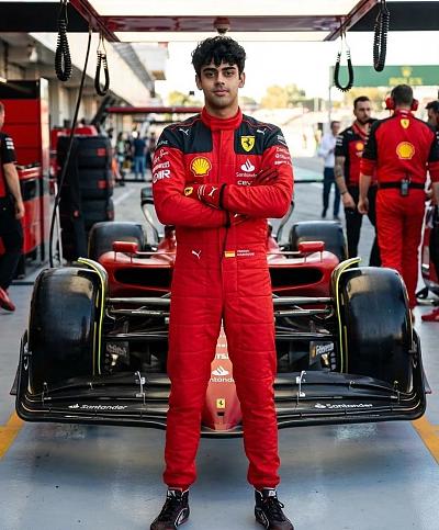 F1车手与法拉利赛车的写实肖像摄影提示词