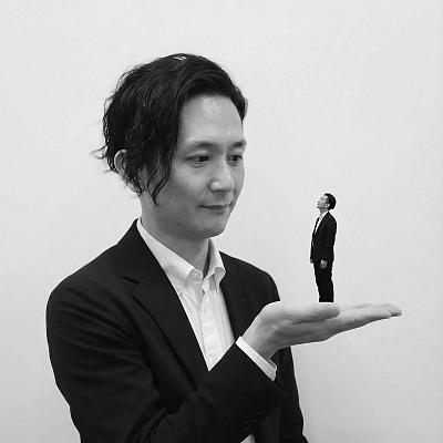 掌中托起迷你版的自己