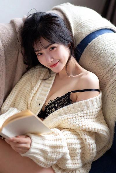 慵懒午后，蕾丝内衣配毛衣的居家性感写真