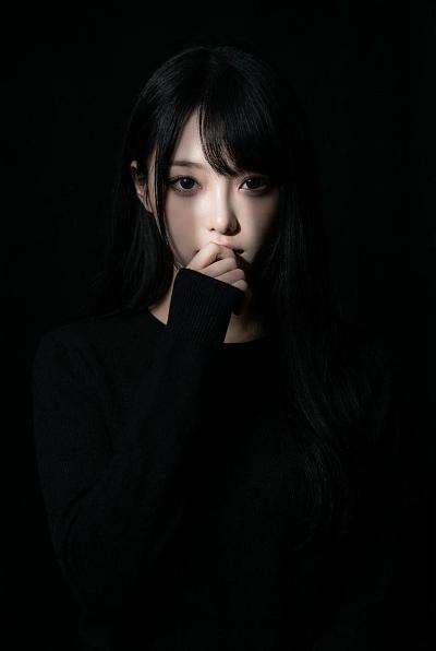 暗调聚光灯下神秘女像