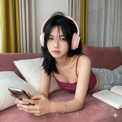 粉红耳机少女自拍写真