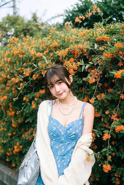 花丛中的甜美少女写真