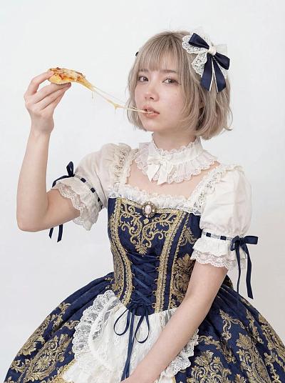 洛丽塔少女白底吃披萨，笑容甜美，细节精致