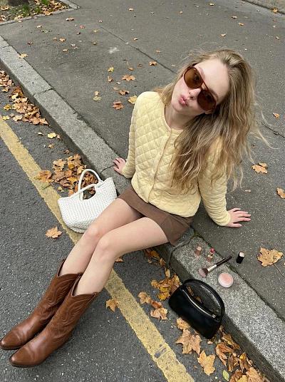 秋日街拍：少女坐路边玩妆，黄卡其裙配牛仔靴