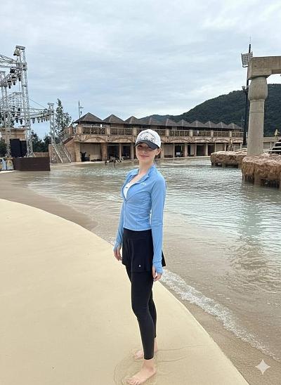 热带水公园中少女身着运动装，背景为泰式古建筑与山林，超写实电
