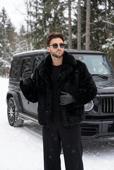 雪地豪车旁的时尚男士写真