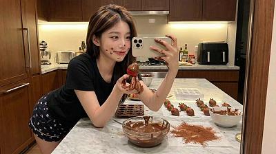 巧克力厨房自拍：俏皮少女与甜点的美味瞬间
