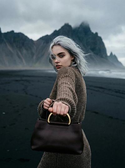 北欧冷调时尚人像：黑沙滩上的银发女子