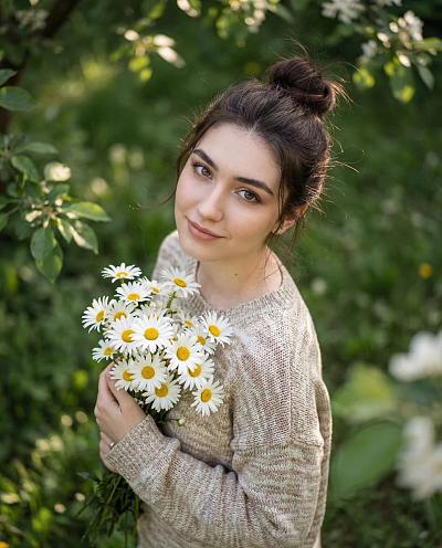 自然花园中手持雏菊的温柔少女写真