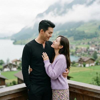 韩式浪漫情侣湖畔拥吻场景