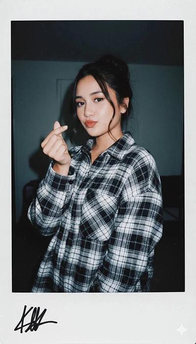 复古拍立得风格少女肖像，格纹衬衫，半心手势，冷调闪光灯，签名