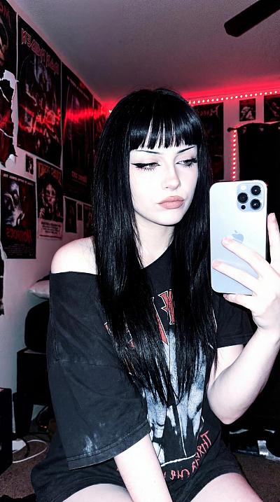 暗黑系少女卧室自拍