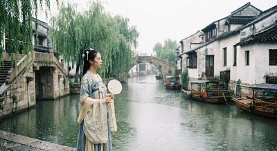 古风女子水乡漫步