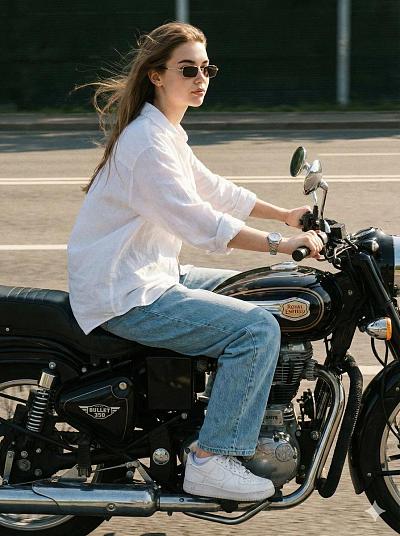 复古风摩托女骑手写真