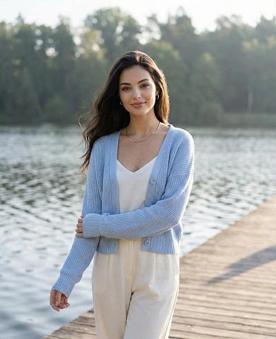 湖畔木栈道上的温柔女子