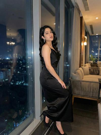 夜景窗边优雅女性时尚肖像
