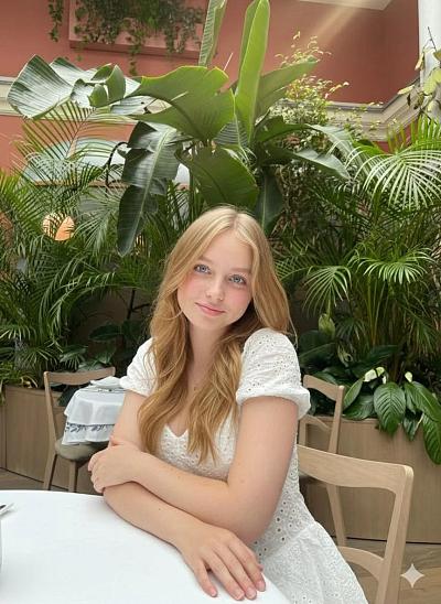 温室餐厅中金发蓝眼少女的电影级写实肖像