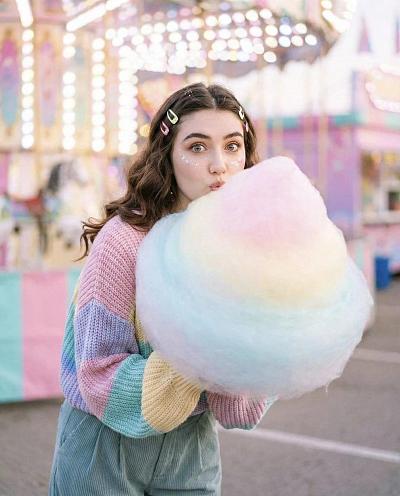 甜品风少女在游乐园手持彩虹棉花糖，梦幻柔焦光影。